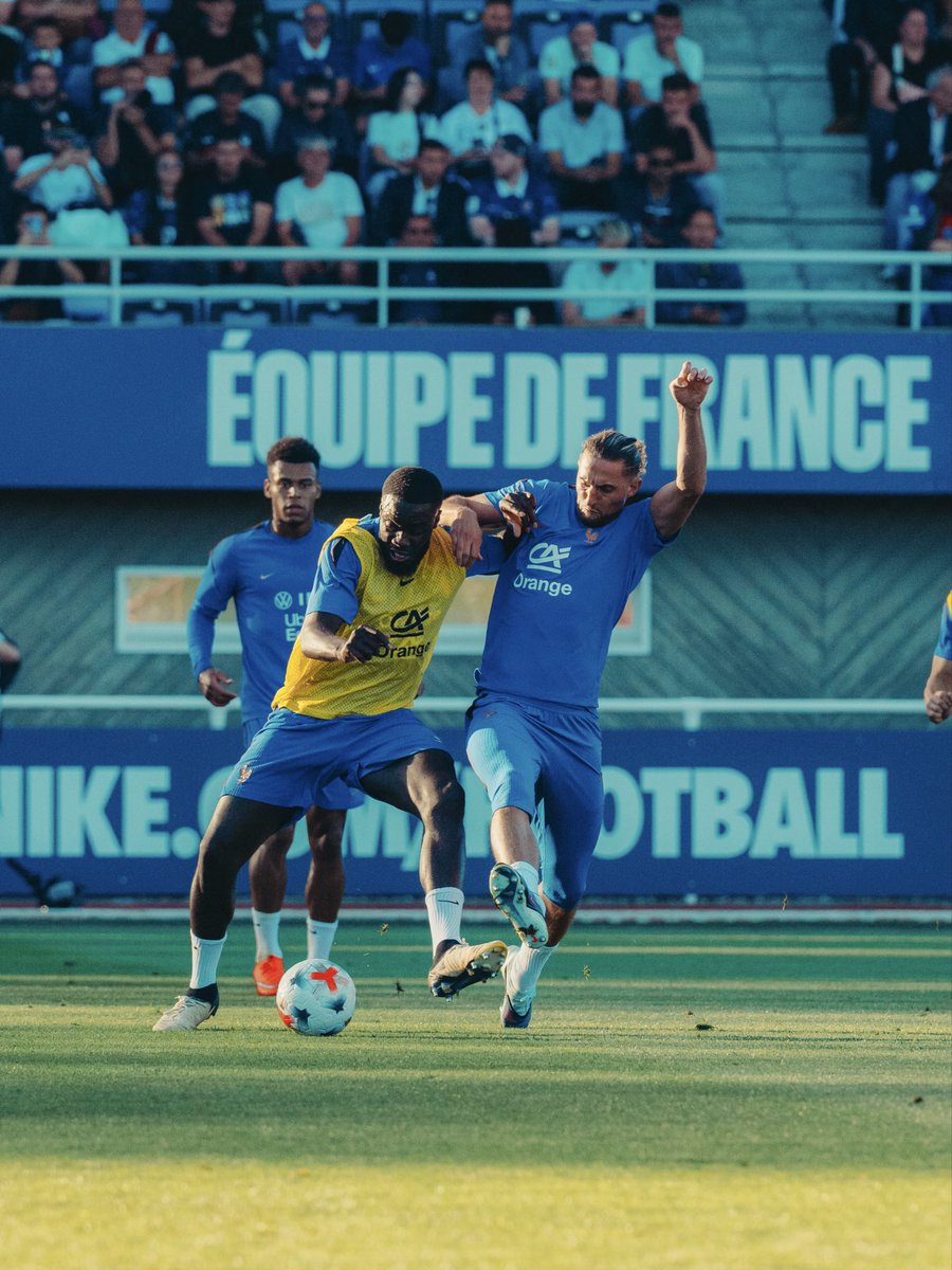equipedefrance's tweet photo. En plein travail 👊 https://t.co/iAwTUlK908