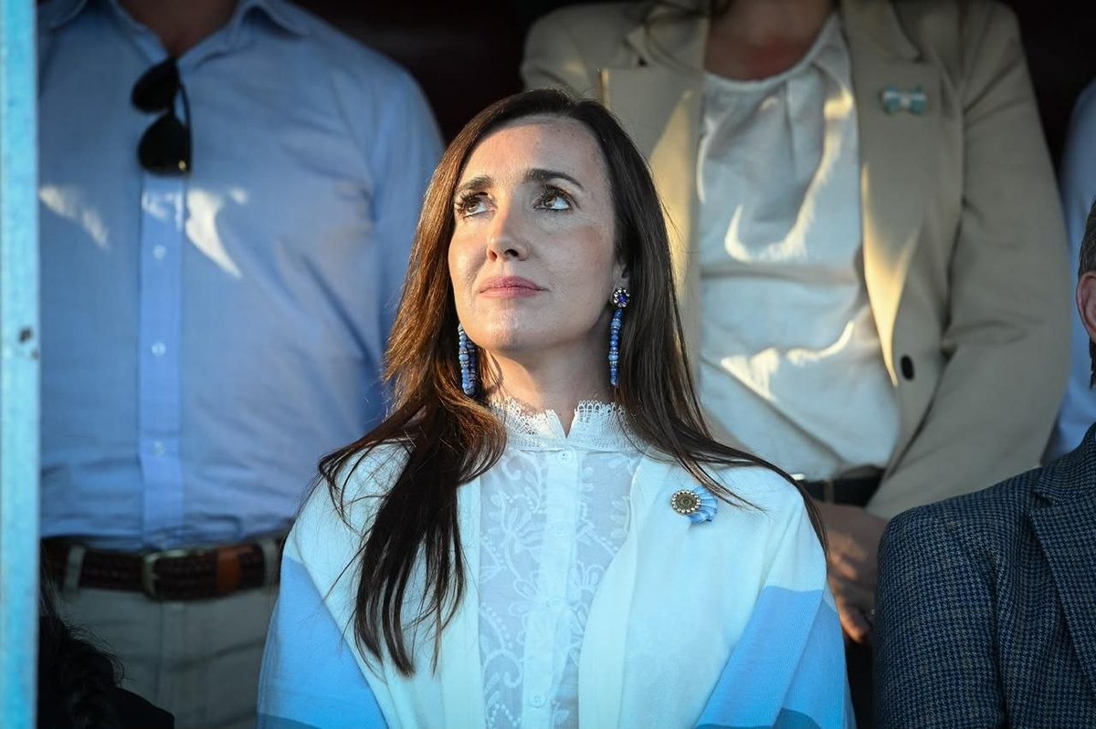 VVNoticiasX's tweet photo. Victoria Villarruel: «La vida y la dignidad de cada persona deben estar en el centro de toda política»
La Vicepresidente de la Nación y titular del Senado aprovechó la presentación del libro que impulsó, «Políticas para cuidar la vida», para remarcar su postura al respecto. https://t.co/86atLByrZV