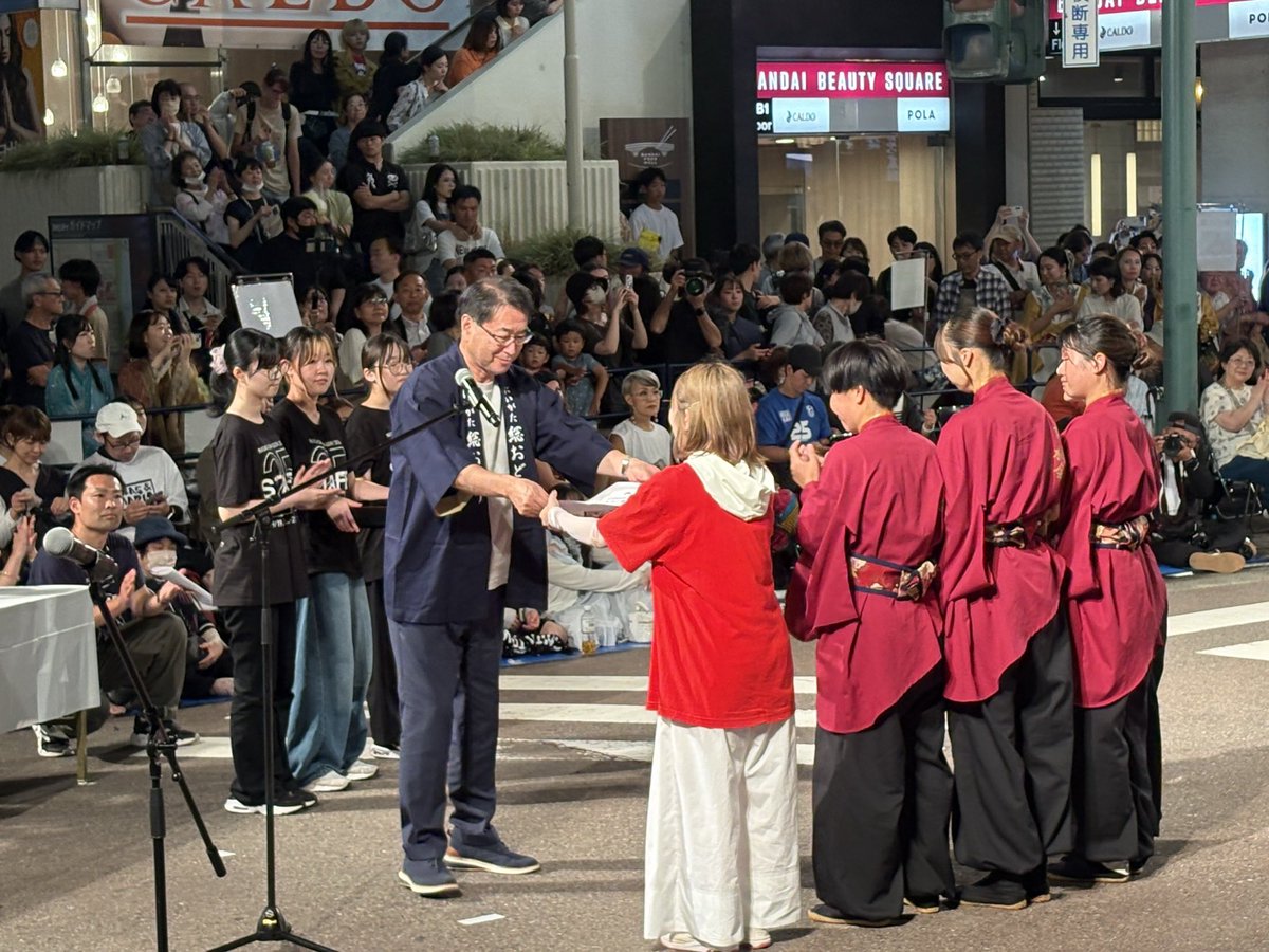 NakahY81's tweet photo. 今年、25周年を迎えた「新潟総踊り」。
全国・海外から集まった約350団体が、
それぞれの想いを胸に、
熱い演舞を披露しました！
その中から、私は「奏人賞」を贈呈。
踊りに込められた想い、仲間との絆、
そして会場を盛り上げる
熱いパフォーマンスにたくさんの
感動をいただきました。 https://t.co/CiazdAJZ1I
