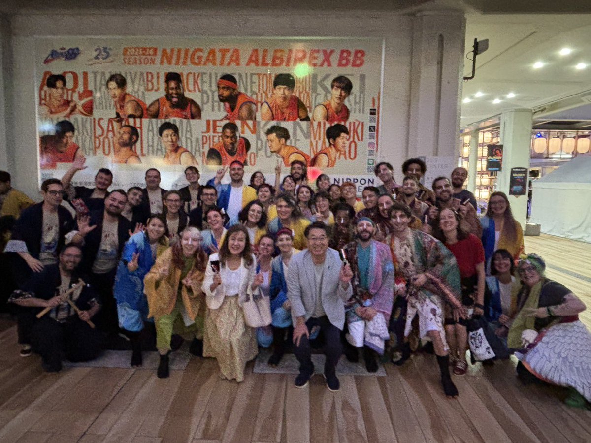 NakahY81's tweet photo. 今年、25周年を迎えた「新潟総踊り」。
全国・海外から集まった約350団体が、
それぞれの想いを胸に、
熱い演舞を披露しました！
その中から、私は「奏人賞」を贈呈。
踊りに込められた想い、仲間との絆、
そして会場を盛り上げる
熱いパフォーマンスにたくさんの
感動をいただきました。 https://t.co/CiazdAJZ1I