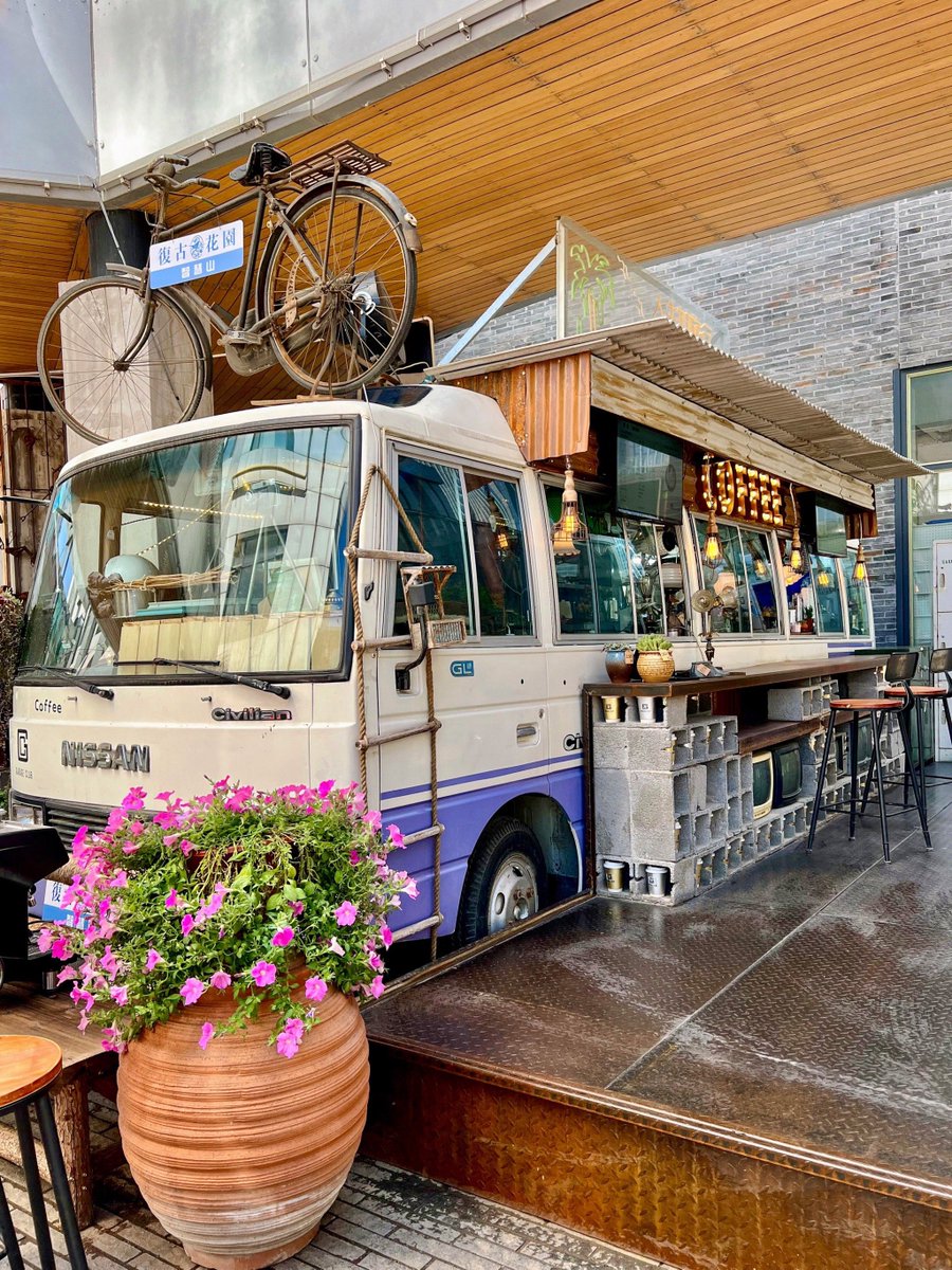MkusBara's tweet photo. Random street snap in the downtown, caught the afternoon light hitting a vintage coffee cart. Perfect little moment of everyday urban vibes.， https://t.co/0QhkzNeZfZ