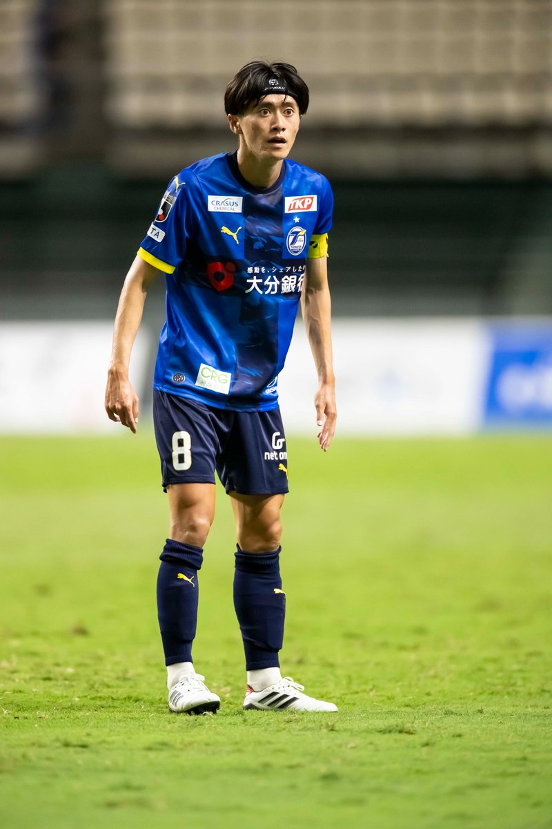TRINITAofficial's tweet photo. 🔵🟡トップチーム情報🐢⚽️    

／ 
#榊原彗悟 選手 happy birthday‼️🎂✨  
＼   

今日は榊原選手のお誕生日です🎂  
キャプテンとしてチームをリードし、豊富な運動量で攻守両面に活躍し、強烈なロングシュートで相手に脅威を与えます⚽
現在は、DisneyやONE PIECEのグッズを集める事にハマっているようです😊
素敵な一年になりますように。おめでとうこざいます㊗️   
  
#大分トリニータ #trinita #創青湧躍