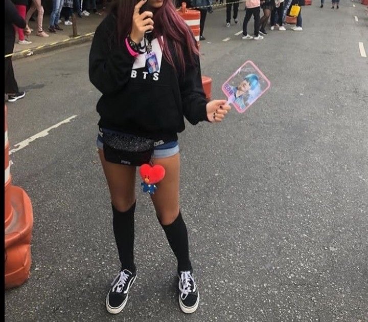 ladimolalla's tweet photo. Essa briga chata e pressao por looks babadeiros e ideia que tem q ir vestido igual influencer em show veio importada das gringa pq no br o traje de show sempre foi nessa vibe e ninguem reclamava nem brigava por isso. 

Bagulho de gente cu sujo ficar implicando por roupa. https://t.co/LARqXxJO7P