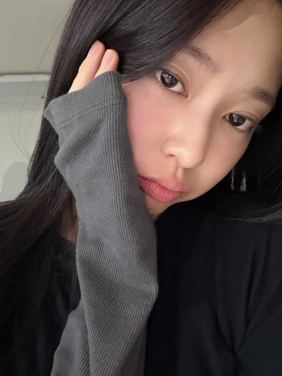 deardandebud's tweet photo. [260923 • 9:26 AM] 🦊🫧

📸
⤷ it’s a wednesday that feels like friday!
⤷ did you sleep well?
⤷ i slept really well and just woke up
⤷ i don’t have anything today besides class!!!
⤷ it’s a whole holiday starting tonight ><
⤷ do you have any plans for the holiday? https://t.co/xrmBuhVoQg