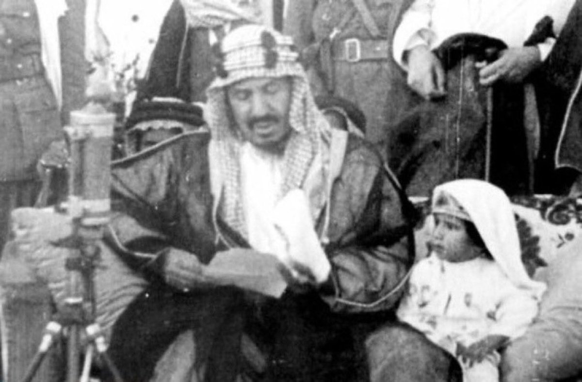 gorgeous4ew's tweet photo. الملك عبدالعزيز رحمه الله مع ابنه الملك سلمان حفظه الله في طفولته. ♥️🇸🇦 https://t.co/fNdctBaJHy