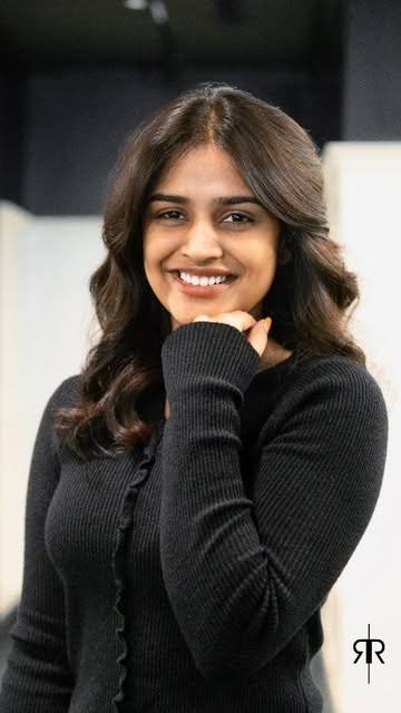sudhasarika05's tweet photo. Vacation Part2

Vadu kuda kindaki jarigi modda konchem konchem ooputhunnadu.

Anand phone lo videos chuskuntu navvuthunnadu.

Vaadiki ee chodhyam gurinchi konchem kuda telidu.

 Nenu ventane “Rey Anand!! inka padukundham ra. Aapey aa phone lyt na kallallo paduthundhi.” annanu. https://t.co/KVO7fANk41