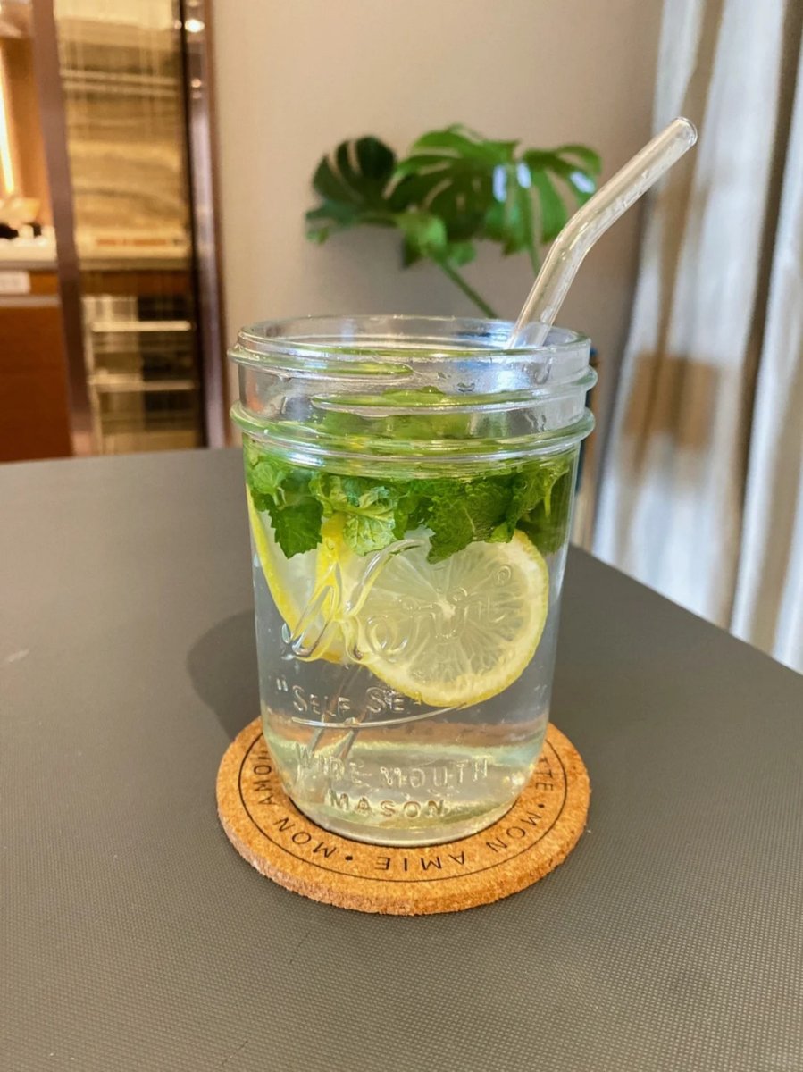 AltonBeals's tweet photo. Quick u0026 zesty iced mint lemon tea: muddle fresh mint + iced black tea + lemon juice + a spoonful of honey, stir u0026 enjoy in 2 mins! Perfect for hot days!， https://t.co/gLiSdoWv24