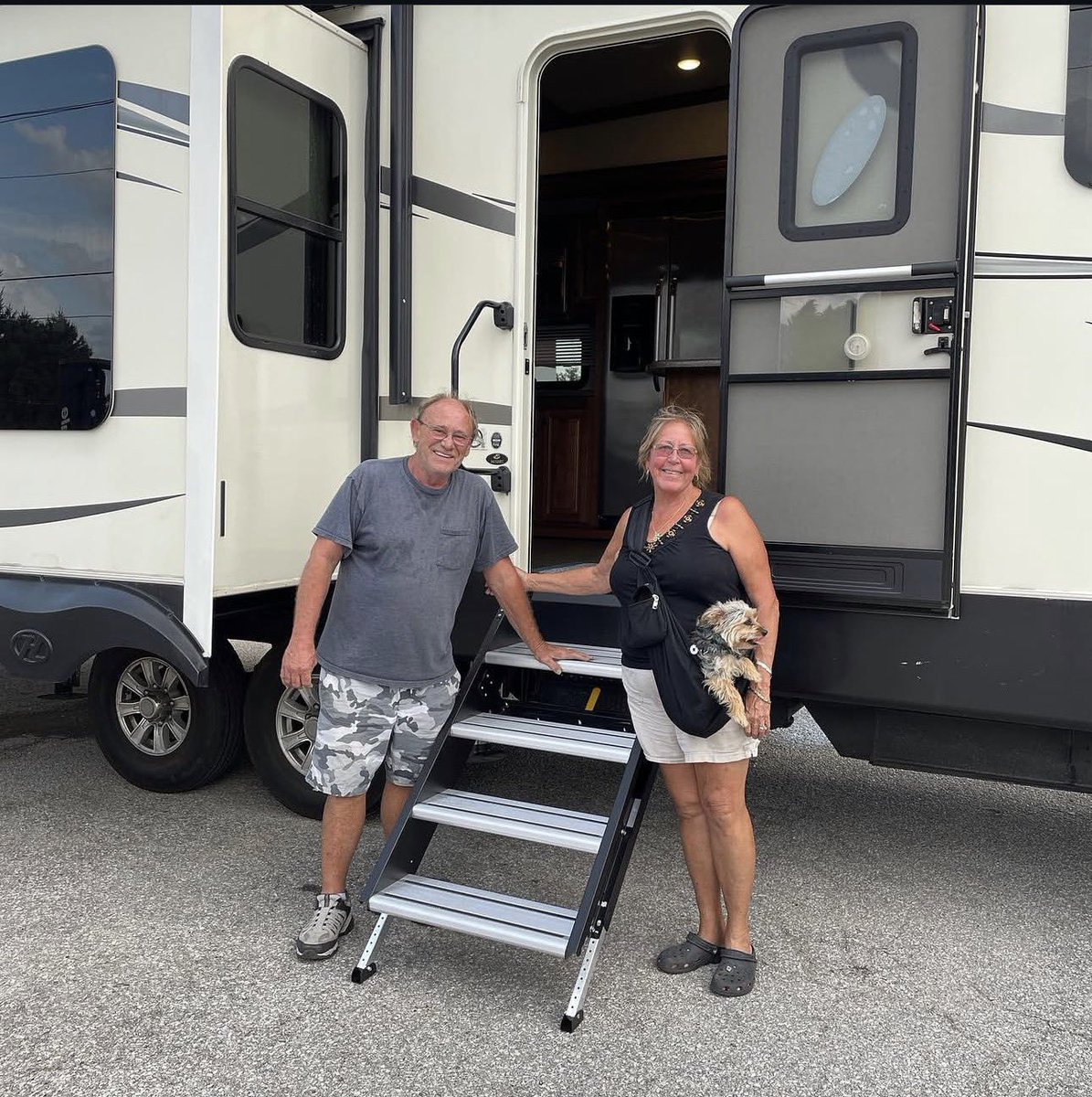 Thrillrsrv's tweet photo. Welcome to 5th wheel life Mr and Mrs Benninger!!! Enjoy the West https://t.co/vLAt8ItzOh