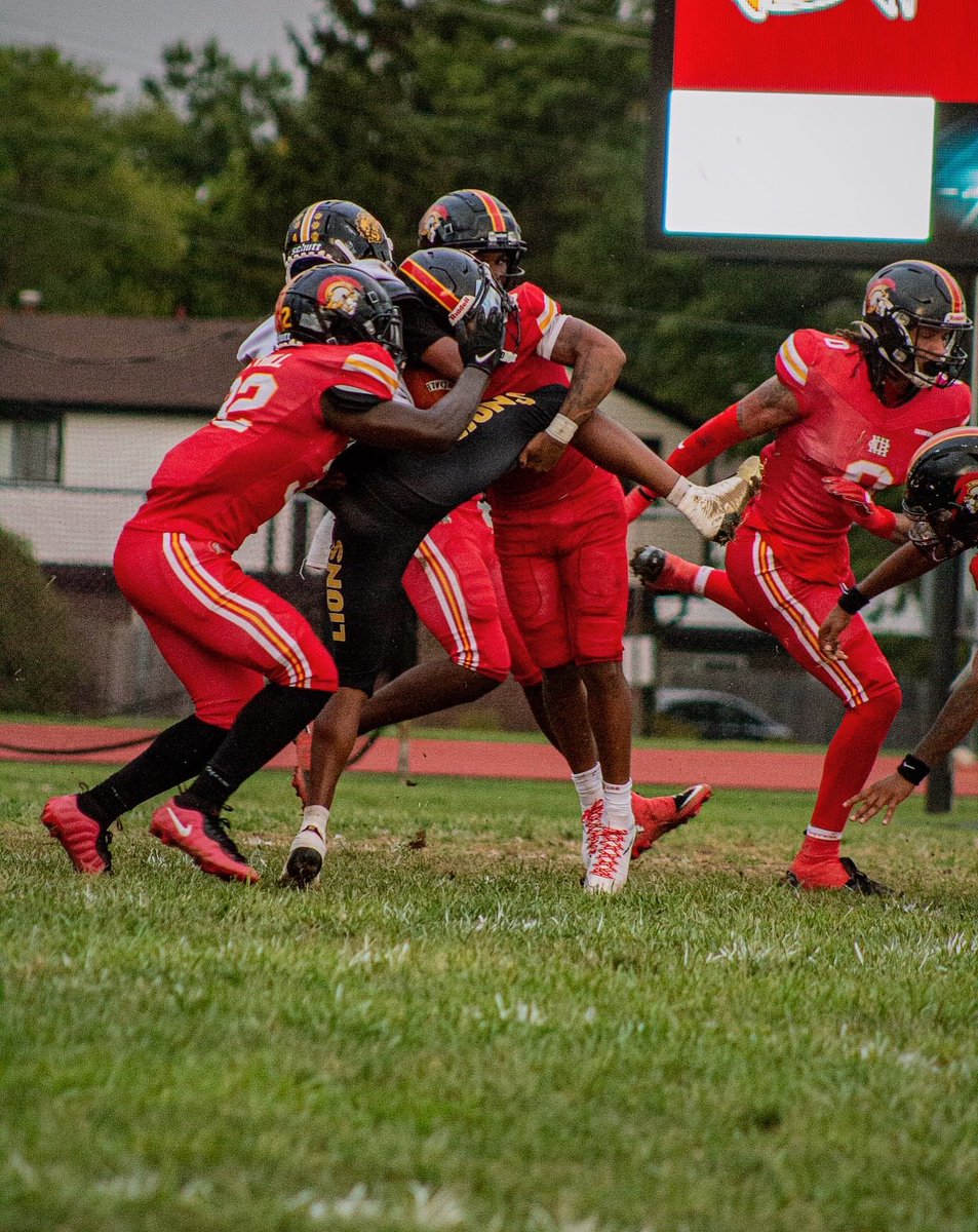 https3zzz's tweet photo. Mid Season Stats (1-5):
5 rushing touchdowns 
424 rushing yards
28 att
Avg 15.1 
8 tackles
1 force fumble 
1 2pt conv

@CoachTy_1 @RivalsHS @247recruiting 
#Earnednevergiven #thehill https://t.co/qs3F8ps16k
