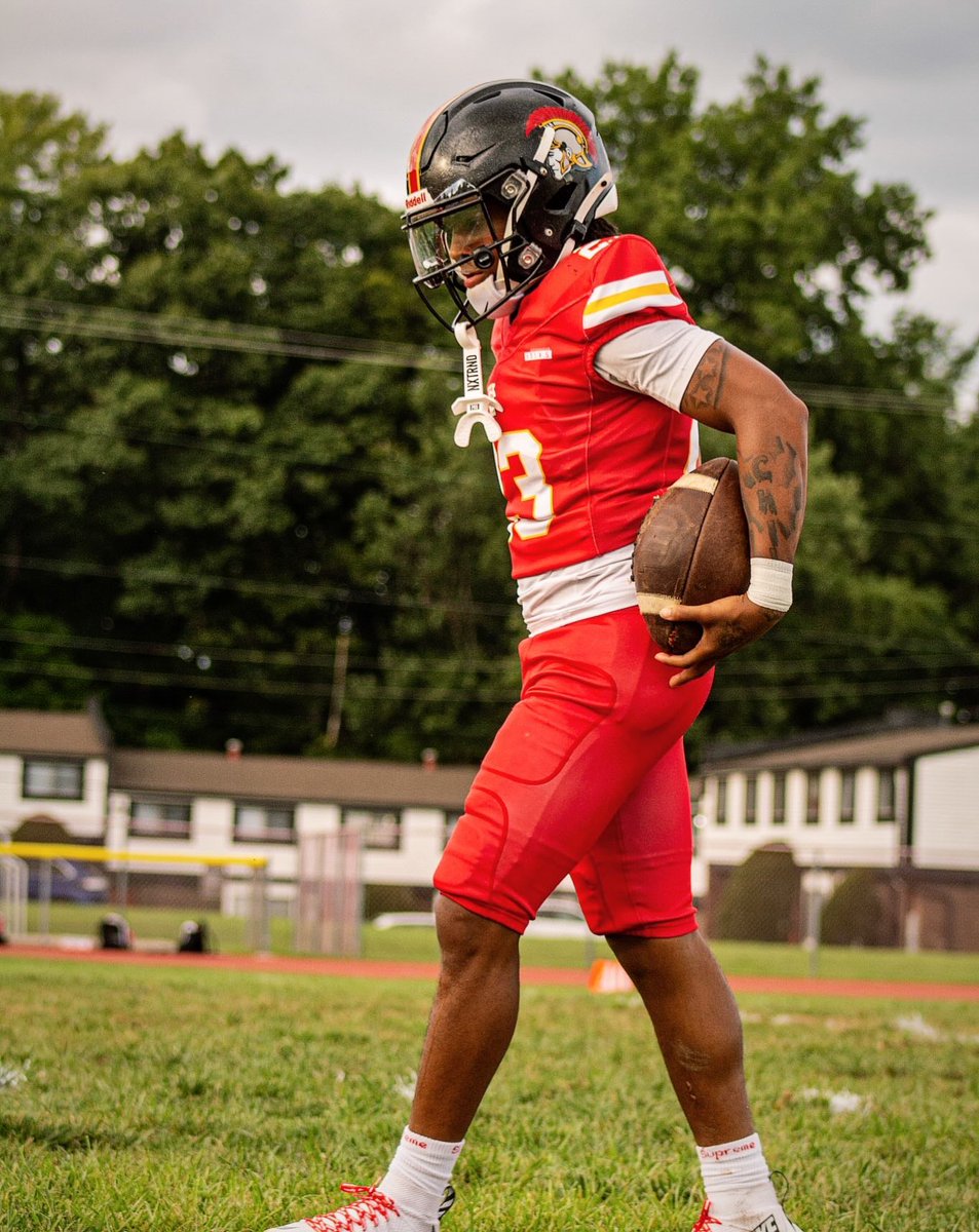 https3zzz's tweet photo. Mid Season Stats (1-5):
5 rushing touchdowns 
424 rushing yards
28 att
Avg 15.1 
8 tackles
1 force fumble 
1 2pt conv

@CoachTy_1 @RivalsHS @247recruiting 
#Earnednevergiven #thehill https://t.co/qs3F8ps16k