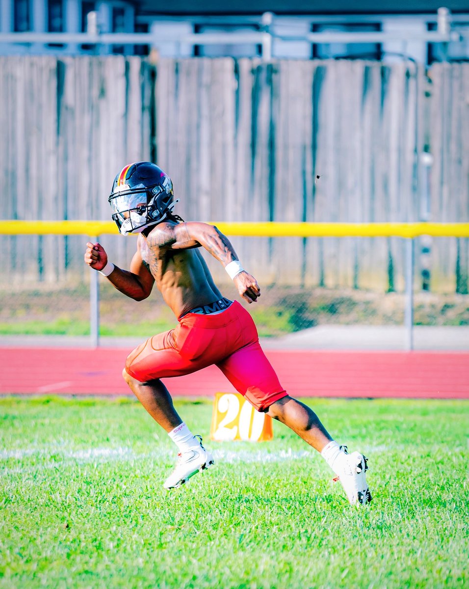 https3zzz's tweet photo. Mid Season Stats (1-5):
5 rushing touchdowns 
424 rushing yards
28 att
Avg 15.1 
8 tackles
1 force fumble 
1 2pt conv

@CoachTy_1 @RivalsHS @247recruiting 
#Earnednevergiven #thehill https://t.co/qs3F8ps16k