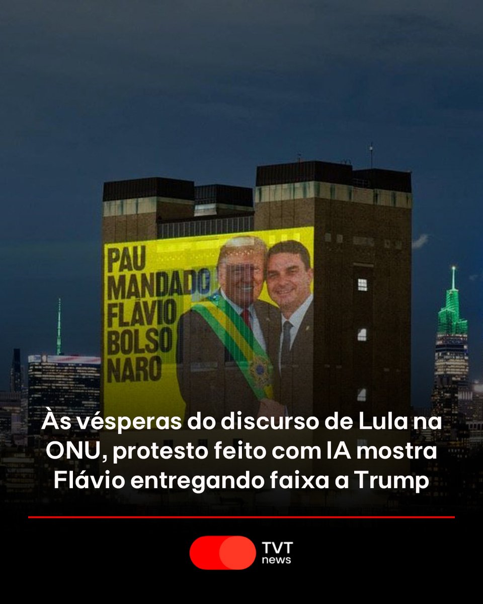 CantiiSandra's tweet photo. Horas antes do discurso de Lula na Assembleia Geral da ONU, em Nova York, um protesto projetou imagens geradas por inteligência artificial que mostram Flávio Bolsonaro colocando a faixa presidencial brasileira em Donald Trump.
"Flavio pau mandando" https://t.co/CbfPJndbKf