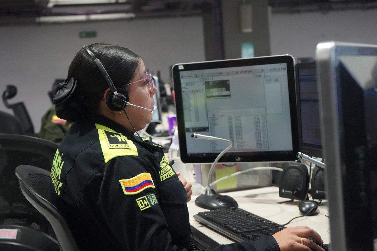 PaulaXHenaoE's tweet photo. Recibimos a la Escuela Nacional Superior de Oficiales de Bomberos de Francia @ENSOSP y compartimos el funcionamiento del C4 de Bogotá, donde tecnología, comunicaciones y articulación institucional se conectan para responder ante las emergencias.

Estos espacios de intercambio internacional fortalecen el liderazgo y las capacidades de nuestros uniformados para la toma de decisiones y la coordinación efectiva de las emergencias en Bogotá.