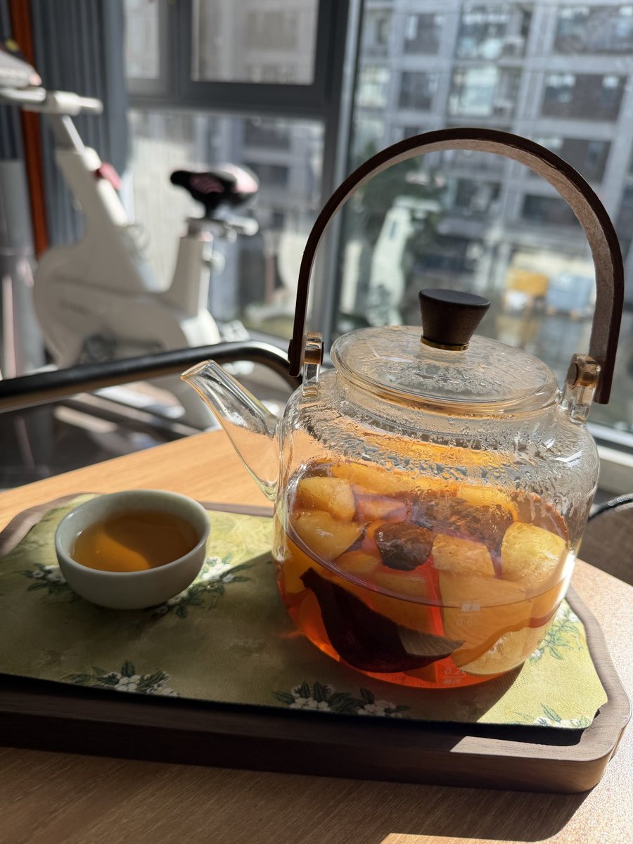 Pmidoriiro's tweet photo. お茶を飲みながら日向ぼっこ。こんな何気ない時間が幸せ。 https://t.co/OFGmq7pqs1