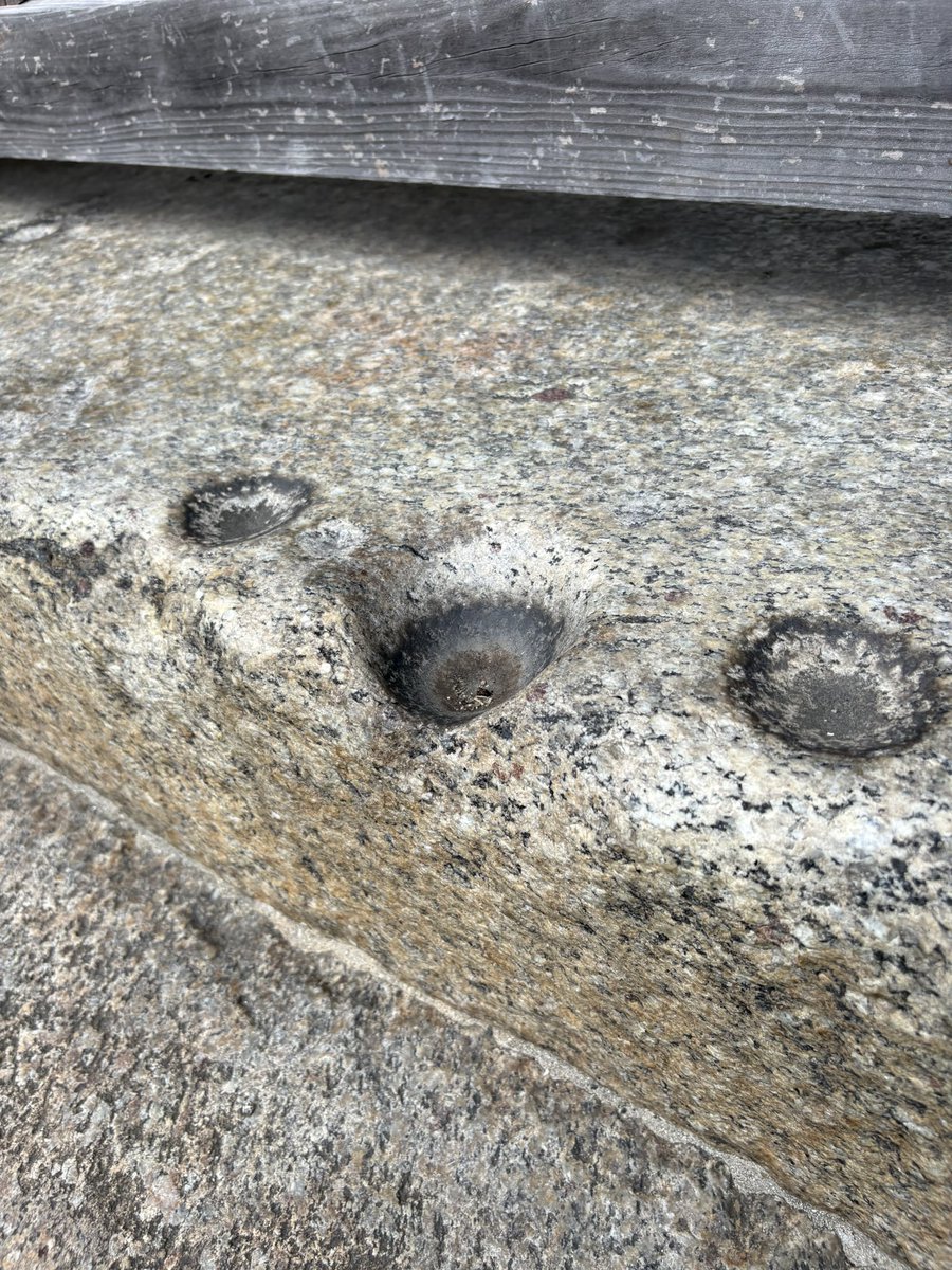 narakan_channel's tweet photo. 転害門って1300年の屋根からの雨雫で石階段に穴空いてるんですね！
今まで知らなかった😨 https://t.co/SNyw9MUW7w