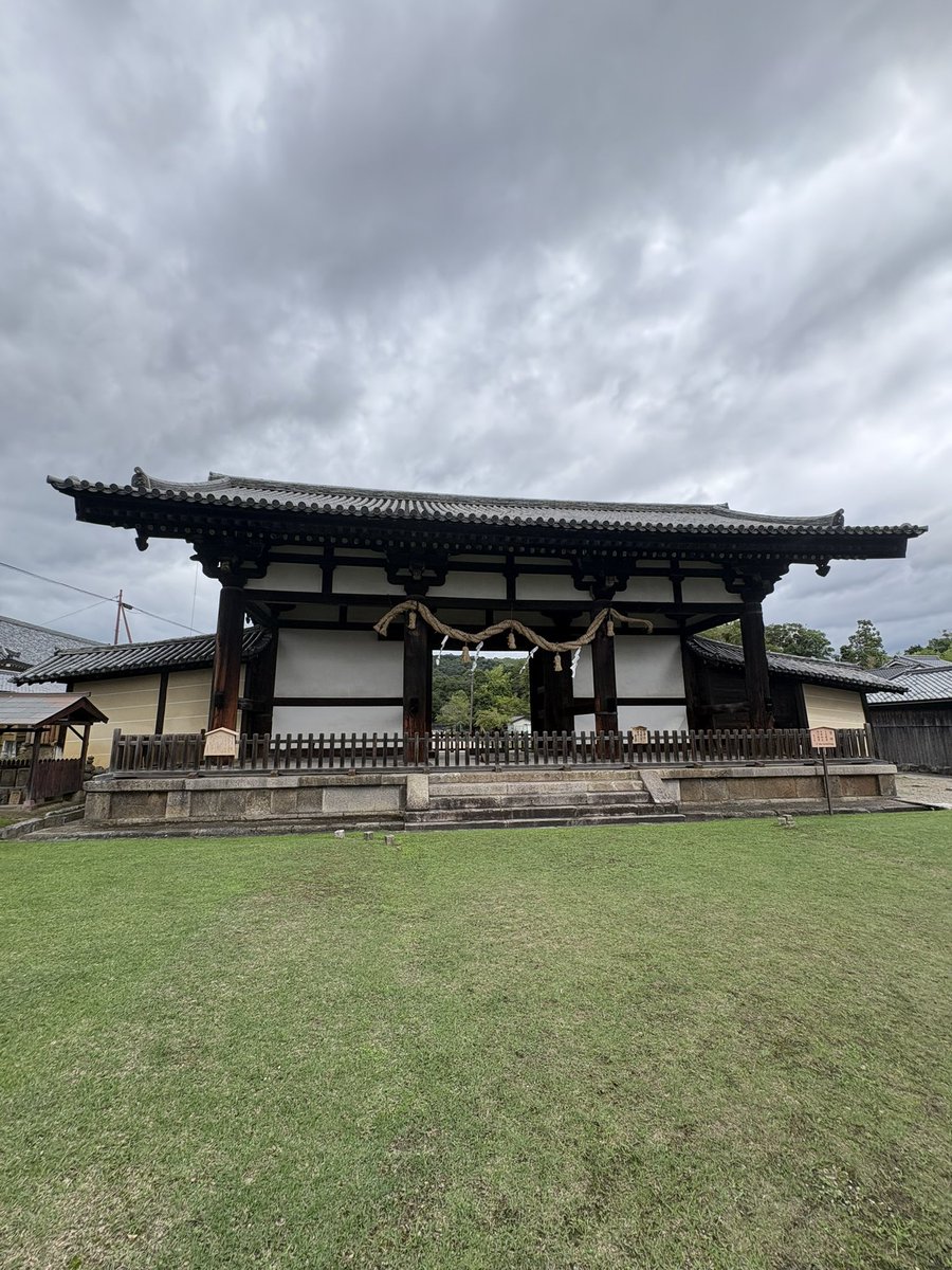 narakan_channel's tweet photo. 転害門って1300年の屋根からの雨雫で石階段に穴空いてるんですね！
今まで知らなかった😨 https://t.co/SNyw9MUW7w