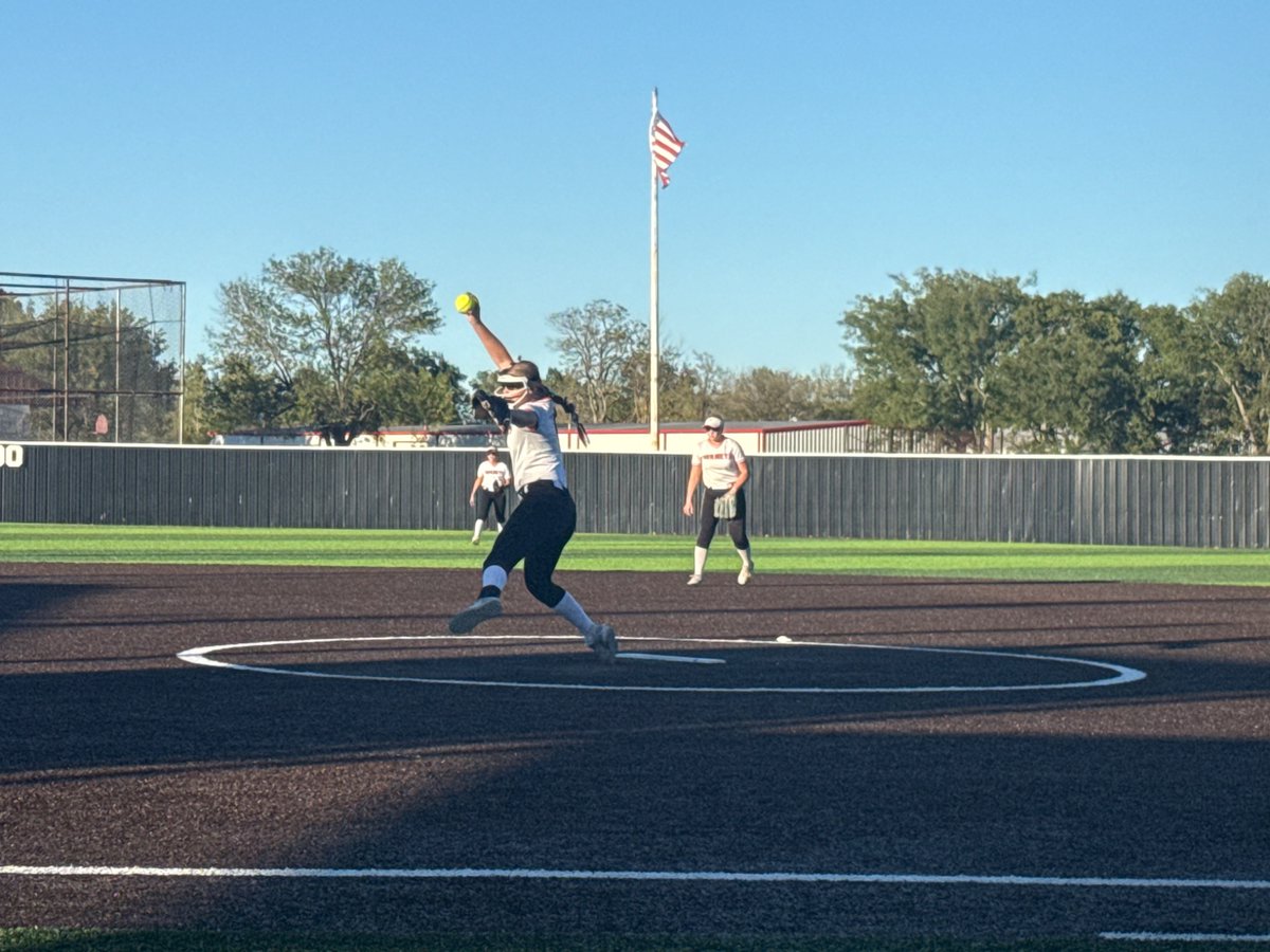 KayleeSmith2029's tweet photo. Lady Hornets took the win tonight 13-0 over Wagoner - I pitched a perfect game and got a good hit to the right that earned me a double! Not a bad way to end our district games - Next stop is regionals! 
@TulsaEliteSB @TulsaElite2829 https://t.co/kELKpr6NDd