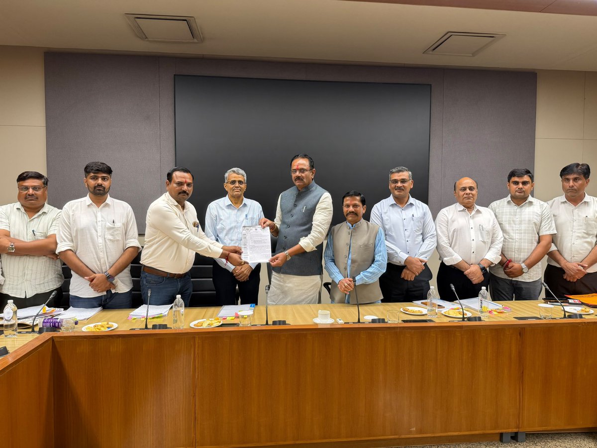 Guj_Gramsevak's tweet photo. ગુજરાત રાજ્ય ગ્રામસેવક મહામંડળની પડતર માંગણીઓ અને ગ્રામસેવક કેડરના વિવિધ પ્રશ્નો અંગે માનનીય કૃષિ મંત્રીશ્રીના અધ્યક્ષસ્થાને બેઠક યોજી, પ્રશ્નોને ગંભીરતાપૂર્વક સાંભળી સકારાત્મક અભિગમ સાથે ચર્ચા કરવા બદલ માનનીય કૃષિ મંત્રીશ્રીનો હૃદયપૂર્વક આભાર.
ગ્રામસેવક કેડરના પ્રશ્નોના યોગ્ય નિરાકરણ માટે આપેલ સમય, સહકાર અને સકારાત્મક પ્રતિસાદ બદલ સમગ્ર ગુજરાત રાજ્ય ગ્રામસેવક મહામંડળ આપનો આભાર વ્યક્ત કરે છે.
ગુજરાત રાજ્ય ગ્રામસેવક મહામંડળ
🙏 આભાર અને અપેક્ષા સાથે…