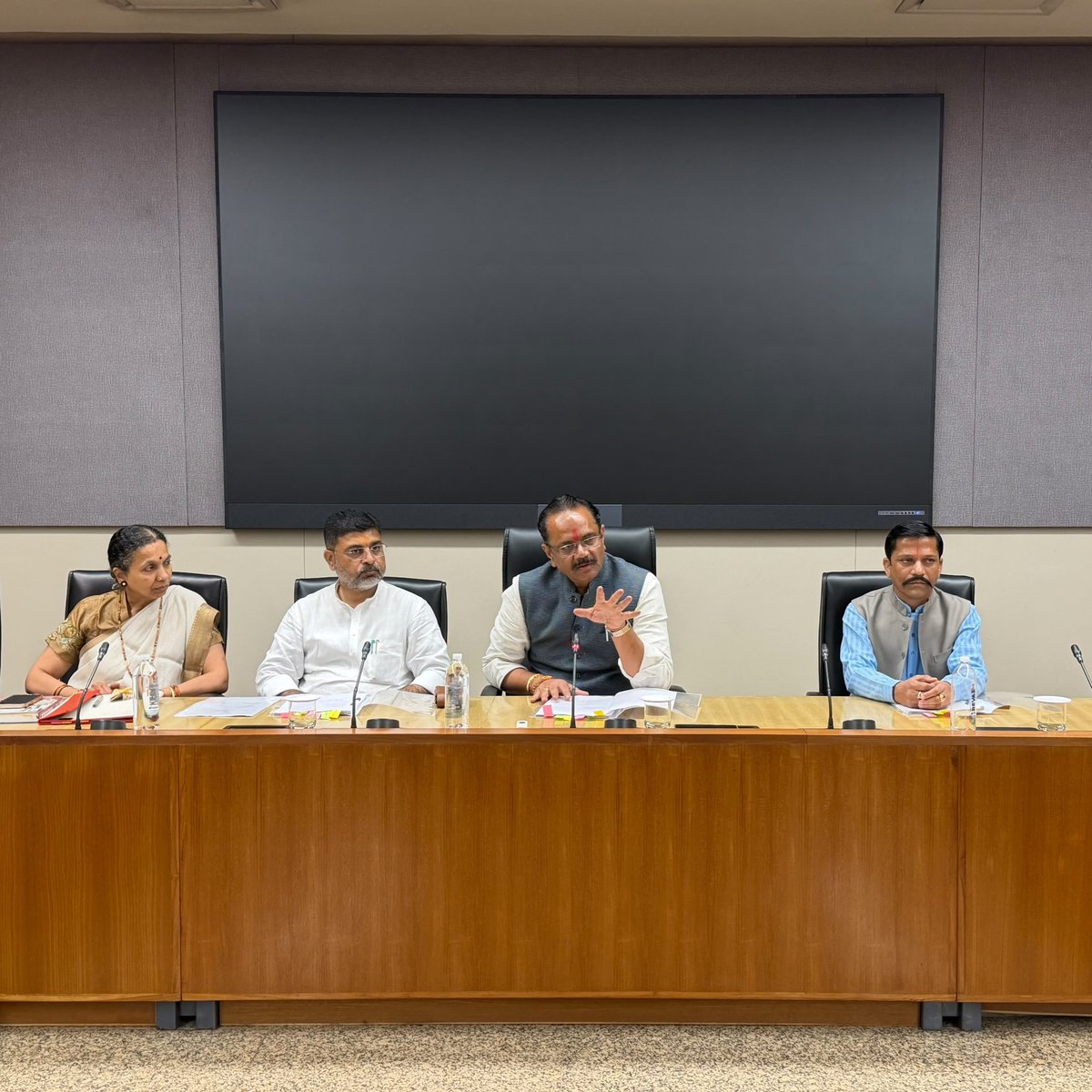 Guj_Gramsevak's tweet photo. ગુજરાત રાજ્ય ગ્રામસેવક મહામંડળની પડતર માંગણીઓ અને ગ્રામસેવક કેડરના વિવિધ પ્રશ્નો અંગે માનનીય કૃષિ મંત્રીશ્રીના અધ્યક્ષસ્થાને બેઠક યોજી, પ્રશ્નોને ગંભીરતાપૂર્વક સાંભળી સકારાત્મક અભિગમ સાથે ચર્ચા કરવા બદલ માનનીય કૃષિ મંત્રીશ્રીનો હૃદયપૂર્વક આભાર.
ગ્રામસેવક કેડરના પ્રશ્નોના યોગ્ય નિરાકરણ માટે આપેલ સમય, સહકાર અને સકારાત્મક પ્રતિસાદ બદલ સમગ્ર ગુજરાત રાજ્ય ગ્રામસેવક મહામંડળ આપનો આભાર વ્યક્ત કરે છે.
ગુજરાત રાજ્ય ગ્રામસેવક મહામંડળ
🙏 આભાર અને અપેક્ષા સાથે…