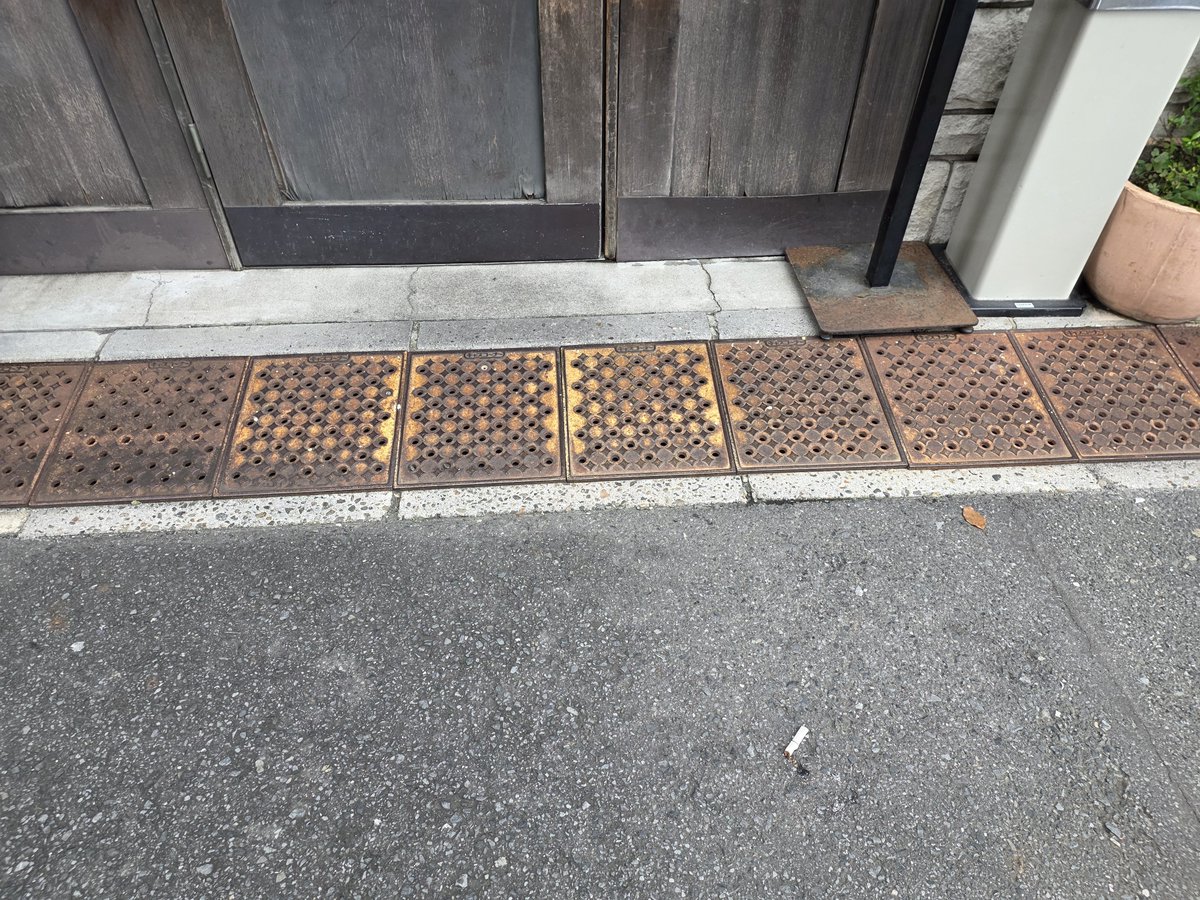 maggiore2010's tweet photo. おはようございます！
毎朝お店に出勤すると店前に一本、タバコの吸い殻がいつも同じ場所に捨ててあります。
おそらく隣のそば屋で食べてうちの店の前で座ってタバコ吸っているのでしょう。
火元を踏みつけて火を消してくれているのが救い。
今日も吸い殻掃除して１日頑張ります！ https://t.co/mNqPoC1nK0