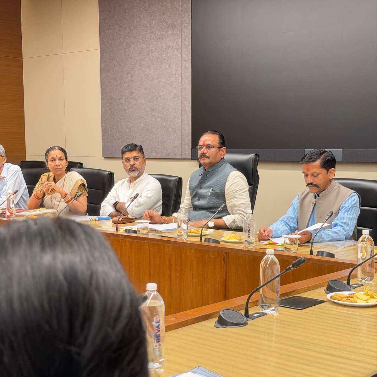 Guj_Gramsevak's tweet photo. ગુજરાત રાજ્ય ગ્રામસેવક મહામંડળની પડતર માંગણીઓ અને ગ્રામસેવક કેડરના વિવિધ પ્રશ્નો અંગે માનનીય કૃષિ મંત્રીશ્રીના અધ્યક્ષસ્થાને બેઠક યોજી, પ્રશ્નોને ગંભીરતાપૂર્વક સાંભળી સકારાત્મક અભિગમ સાથે ચર્ચા કરવા બદલ માનનીય કૃષિ મંત્રીશ્રીનો હૃદયપૂર્વક આભાર.
ગ્રામસેવક કેડરના પ્રશ્નોના યોગ્ય નિરાકરણ માટે આપેલ સમય, સહકાર અને સકારાત્મક પ્રતિસાદ બદલ સમગ્ર ગુજરાત રાજ્ય ગ્રામસેવક મહામંડળ આપનો આભાર વ્યક્ત કરે છે.
ગુજરાત રાજ્ય ગ્રામસેવક મહામંડળ
🙏 આભાર અને અપેક્ષા સાથે…