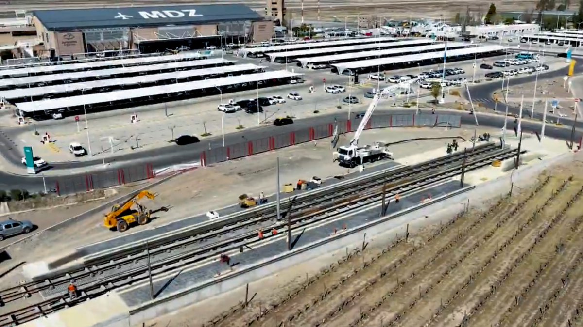 aviacionline's tweet photo. ✈️ 🇦🇷 El aeropuerto de Mendoza, cada vez más cerca de tener Metrotranvía

El proyecto suma seis kilómetros de traza electrificada. Mendoza será la segunda ciudad argentina en contar con un acceso ferroviario para su aeropuerto.

https://t.co/UtEv6taxVD https://t.co/PZjDpwp5zo