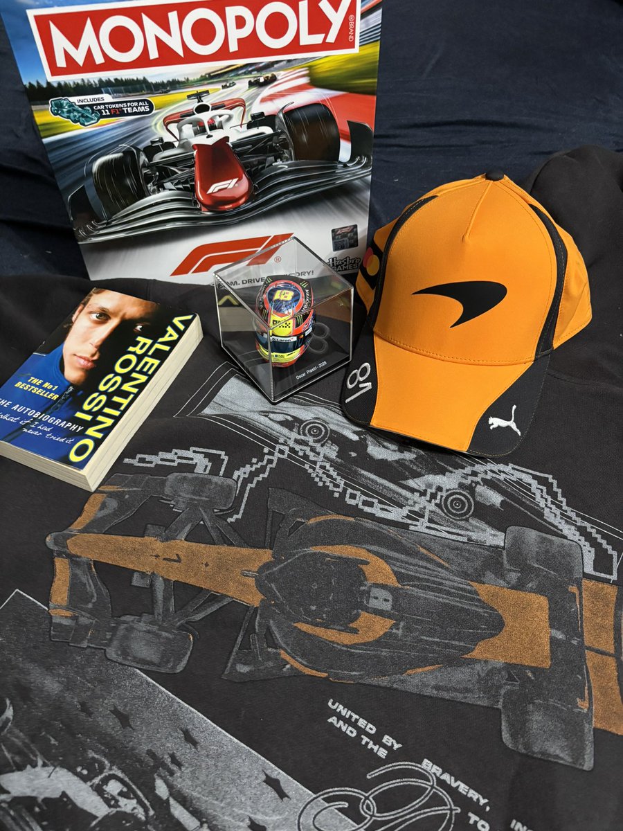 pedroscarwdc's tweet photo. birthday haul! https://t.co/RetoQaMF0O