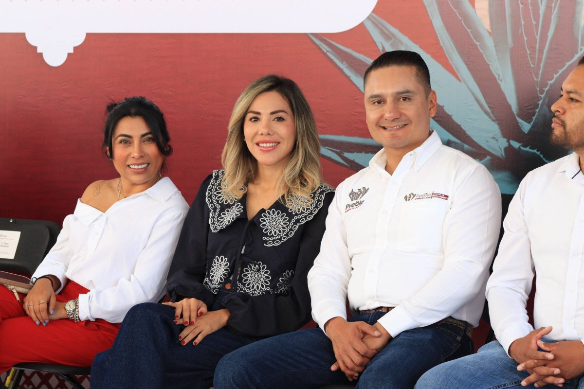 JIvanHerrera_'s tweet photo. Junto al presidente municipal @pepechedrauimx, entregamos insumos, herramientas y capacitación a productores de mezcal, hongos y agave en San Andrés Azumiatla. 🌵

Con el programa #PISEC el @PueblaAyto impulsa la economía familiar y el desarrollo comunitario. 🤝🏻 🌱
#MedioAmbiente https://t.co/NcX4xjmxUQ