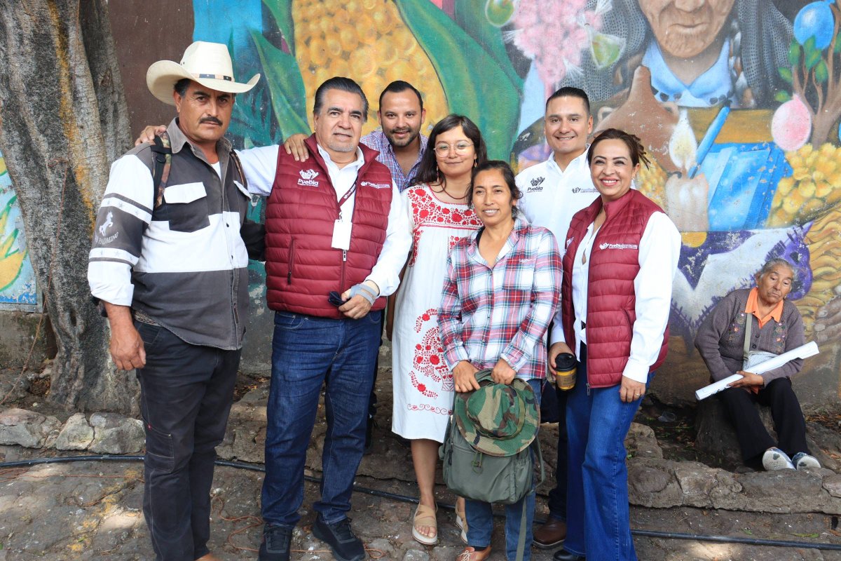 JIvanHerrera_'s tweet photo. Junto al presidente municipal @pepechedrauimx, entregamos insumos, herramientas y capacitación a productores de mezcal, hongos y agave en San Andrés Azumiatla. 🌵

Con el programa #PISEC el @PueblaAyto impulsa la economía familiar y el desarrollo comunitario. 🤝🏻 🌱
#MedioAmbiente https://t.co/NcX4xjmxUQ