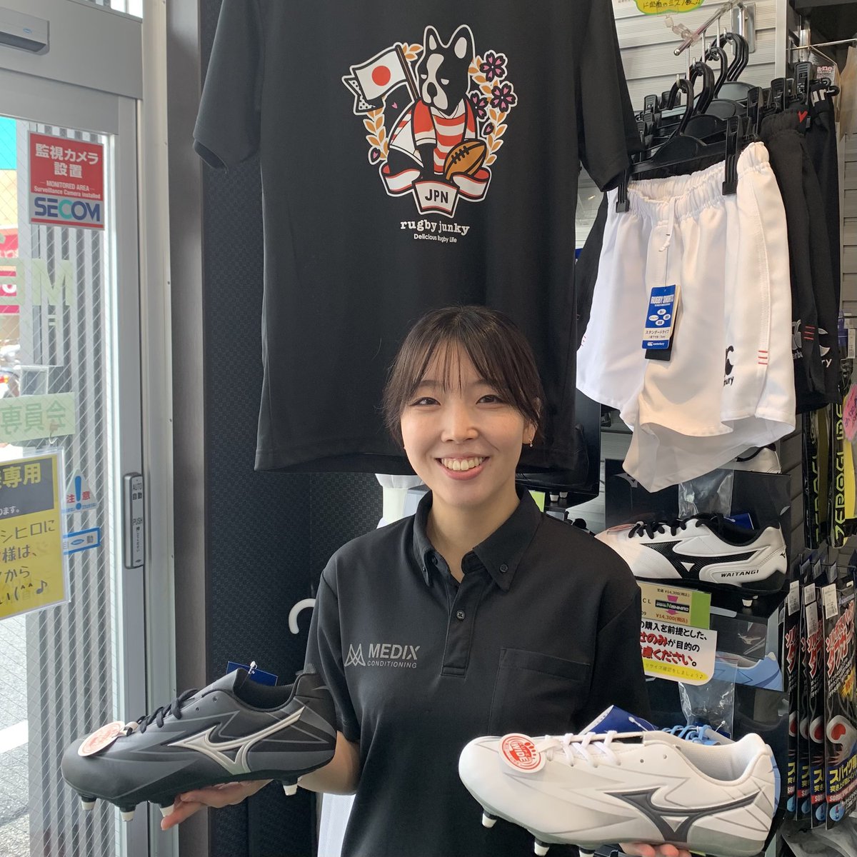Nishihiro012's tweet photo. ニシヒロ己斐店、連休中は9/21(月)、22(火)、23(水)朝10時〜夜7時まで営業します😊🎵

広島で唯一、ラグビースパイクの店頭在庫が有る スポーツのニシヒロ己斐店🏉
しっかりサイズを測った上で試し履き→購入出来るので、フィット感が劇的に向上して 怪我のリスクが減り、安心です👍 https://t.co/7ocDtgjzj4