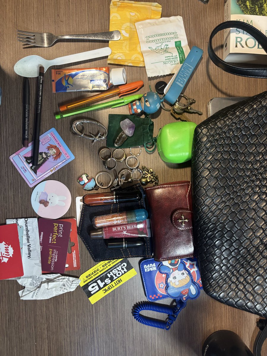percy_knights's tweet photo. what’s in my work/everyday bag cuz I got #influenced https://t.co/d3AdfuQkLF