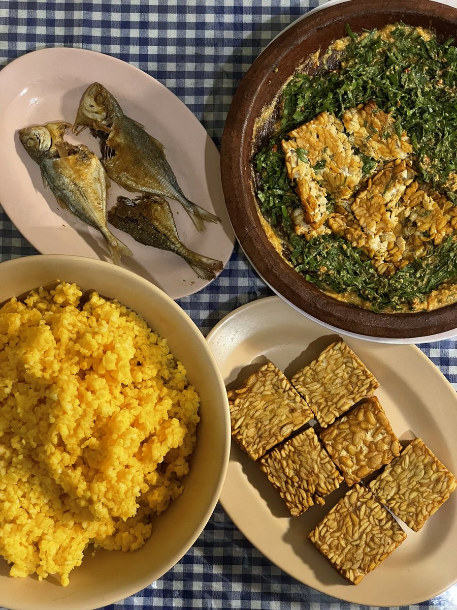 Dandhy_Laksono's tweet photo. Tentu kita perlu buka hutan untuk sawit. Tapi 60% CPO bukan untuk goreng tempe dan ikan asin. Melainkan dibakar di kemacetan untuk biodiesel.

Kebakaran dan asap juga bukan karena kita suka gorengan saat El Nino. Sebab Malaysia dan sawitnya gak bikin gosong seperti di Indonesia. https://t.co/dWVSWHdSWf