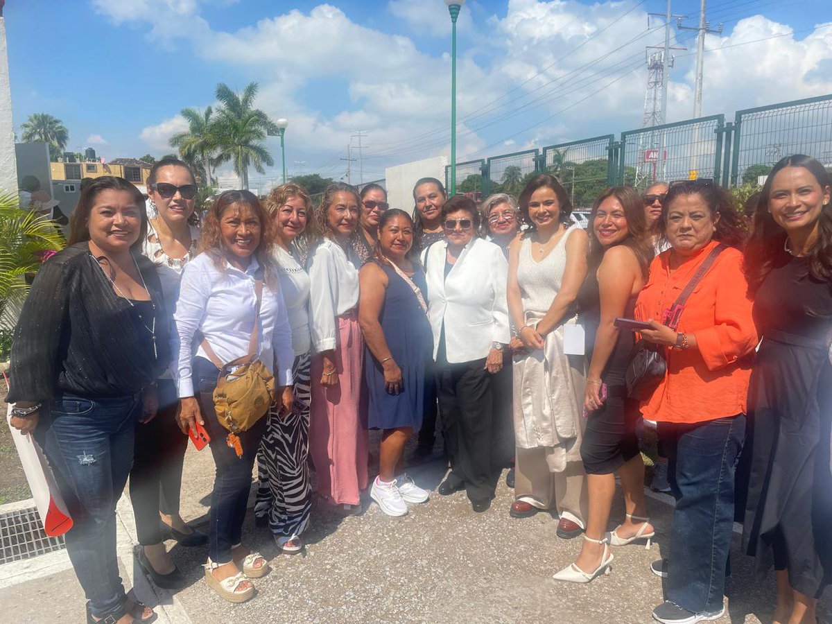 MonseArcosV's tweet photo. Mi reconocimiento y felicitación a mi paisano @erasmoglz, alcalde de #CiudadMadero, con motivo de su #SegundoInformeDeGobierno y de resultados en beneficio de las familias maderenses. 

¡Enhorabuena! https://t.co/muWGWq1jaM