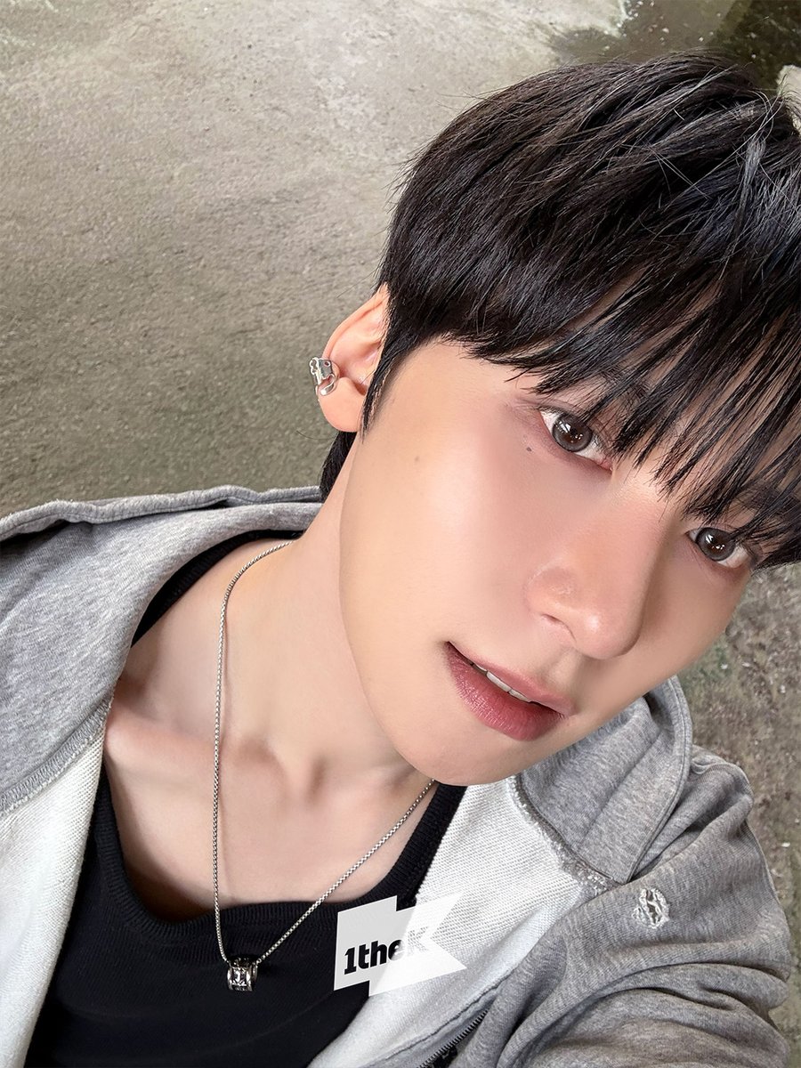 1theK's tweet photo. 잘생긴 애 옆에 또 잘생긴 애...✨
투문을 위한 #원어스 셀카 도착🎁

#On_the_Spot 👉 https://t.co/huyPIydikp 

#ONEUS #FIRST_LIGHT_井 #눈을돌리지마 #SayYes
#온더스팟 @official_ONEUS https://t.co/fNdsTjn7rp