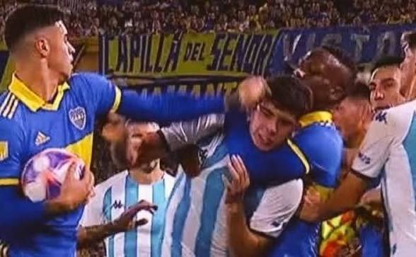 Raul_17Akdmico's tweet photo. Los Bosteros: HAY COMO NOS ROBAN BOCA CONTRA TODOS 😭
La jugada menos polémica contra Racing cuando juega con boca: https://t.co/IE9ijpkqbH