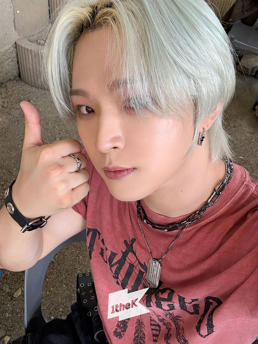 1theK's tweet photo. 잘생긴 애 옆에 또 잘생긴 애...✨
투문을 위한 #원어스 셀카 도착🎁

#On_the_Spot 👉 https://t.co/huyPIydikp 

#ONEUS #FIRST_LIGHT_井 #눈을돌리지마 #SayYes
#온더스팟 @official_ONEUS https://t.co/fNdsTjn7rp