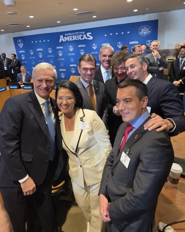 ChristianQuine's tweet photo. Esto es por lo que voté, para que Keiko Fujimori se reúna con presidentes democráticos, para que Perú forme parte del Escudo de las Américas impulsado por Trump y para ver a nuestra presidenta en EE.UU., hablando inglés, derrochando elegancia y representando bien al Perú 🇵🇪. https://t.co/FP7d0nyDDk