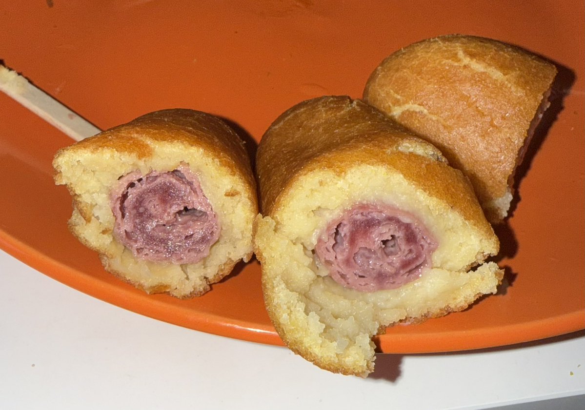 dylpaul12's tweet photo. @FosterFarms why does this new box of #fosterfarms #corndogs look like this? These hot dogs do not look #safe and #taste chewy. Did you change the #hotdog recipe? https://t.co/u0Eui4ehUp
