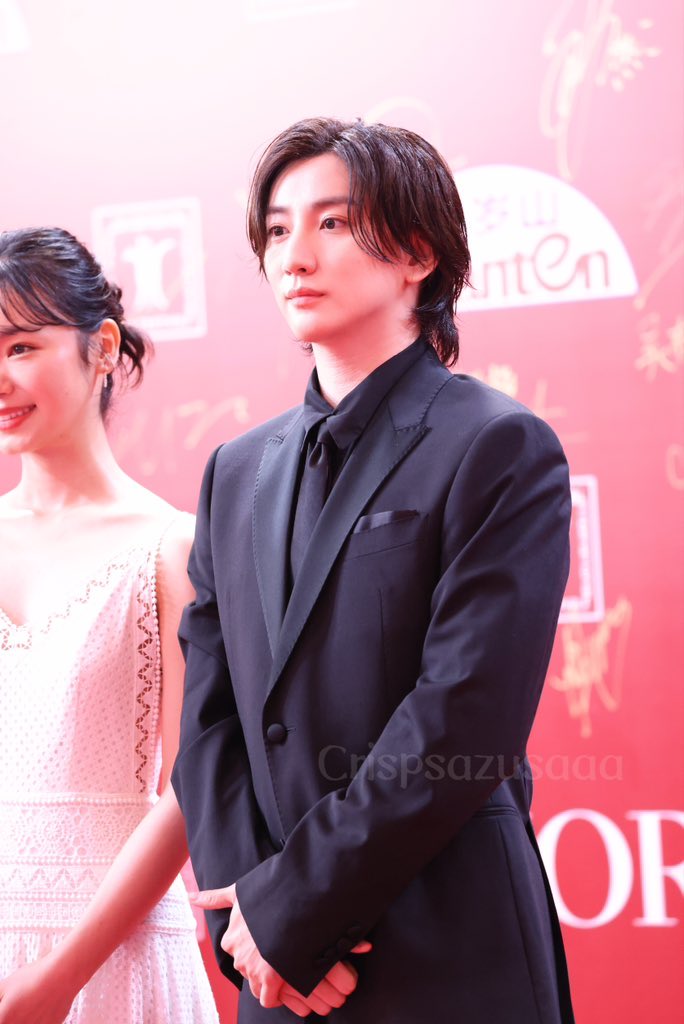 tiglet261's tweet photo. 京本大我さん＝気品を表す写真と言ったら映画『言えない秘密』の上海でのレッドカーペットが思い浮かぶけど、これと同じものを公式で見つけられないの残念😣 https://t.co/75UKrP9VfI
