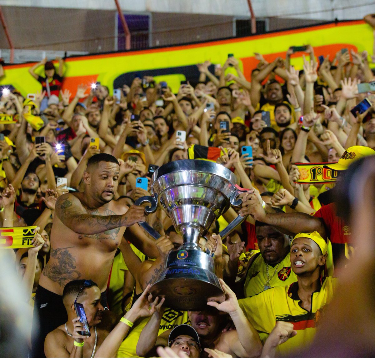 sportmilvolts's tweet photo. 🤔 VALE TUDO PRA ENGANAR A PRÓPRIA TORCIDA?

O Náutico soltou nota falando em redução de “mais de 3 mil” para 1.623 ingressos destinados à torcida do Sport.

Só esqueceram de combinar com os números. 😂

Na final do Pernambucano deste ano, foram 1.903 ingressos para nossa torcida.

1.903 → 1.623. Grande redução de 280 ingressos.

Mas numa fase dessas, o time pressionado, vale transformar 280 em mais de mil pra vender uma “vitória” pra própria torcida 😂😂😂