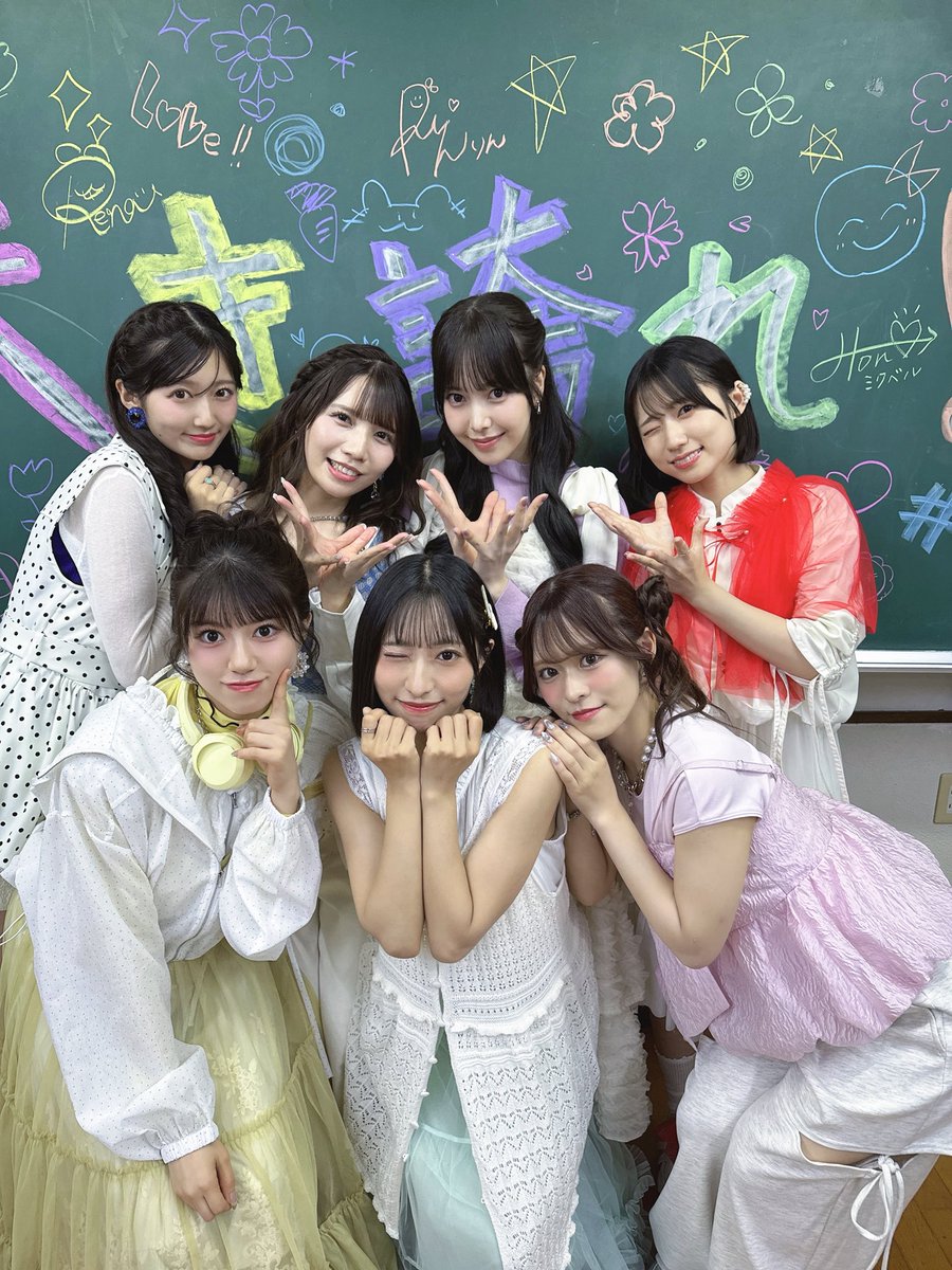 mixveilofficial's tweet photo. 🎉✨ MV4万回再生突破記念 ✨🎉

「私、咲き誇れ！！」MV4万回再生突破を記念して、
#MixVeil MV衣装のオンラインチェキの販売が決定しました！たくさんのご視聴ありがとうございます🫧♡

🕗明日9/24(木)20:00〜販売スタート！

🔗MixVeil online store
https://t.co/EtwSV99dxT

🎀同一メンバーのチェキを3枚ご購入ごとに、
3枚のうち1枚が【デコチェキ】に✍🏻✨

MVをたくさん見てくれたみんなへ
感謝を込めてお届けします💌

⚠️本商品は他メンバーの商品との同時購入はできません。同時購入された場合、キャンセルとなりますのでご注意ください。

#ミクベル #ミクベルグッズ