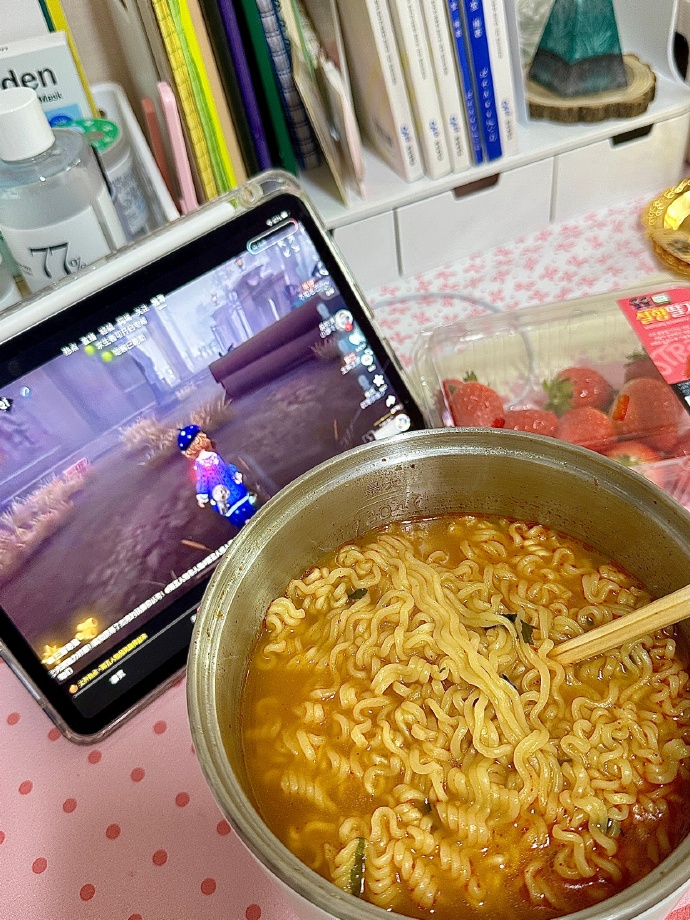 RodneyMarm1x's tweet photo. Just finished making warm instant noodles and watching my favorite comedy show on the rainy Sunday at home—small moments hit so different~ https://t.co/Gc5IqARQsM