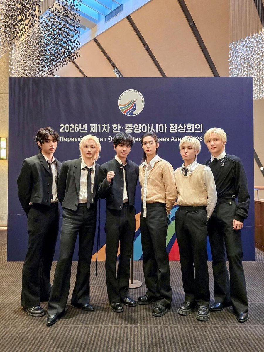 neo_myeong's tweet photo. 헐 정상회담 단체 사진 떴다 https://t.co/JUKSZZn6T1