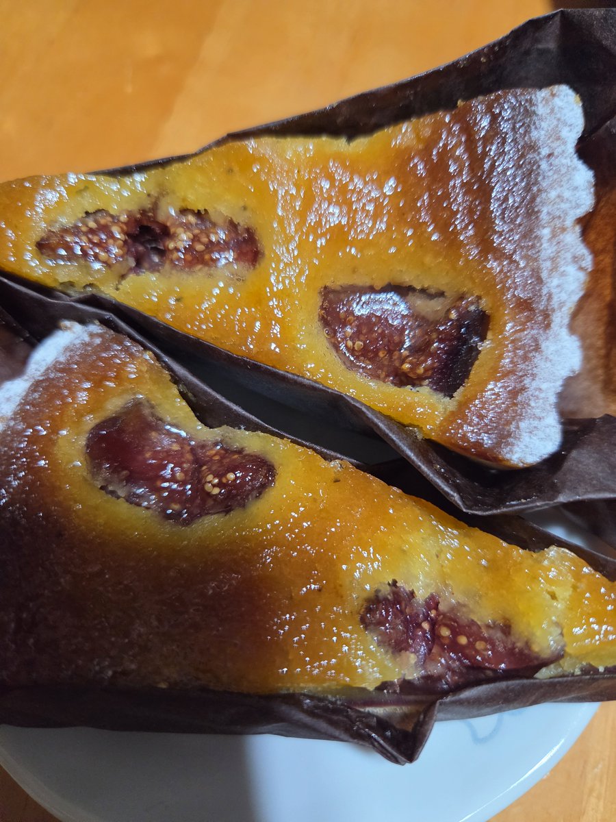 springpudding21's tweet photo. 駅前に新しく出来たという人気のパン屋さんのパン🍞🥖🥐や焼き菓子🍰がお勧めとのことで買って帰り、今朝の朝食☕🍞🌄にしました😊ホントに、とっても美味しかった❗😄 https://t.co/BQZGf9LwlU