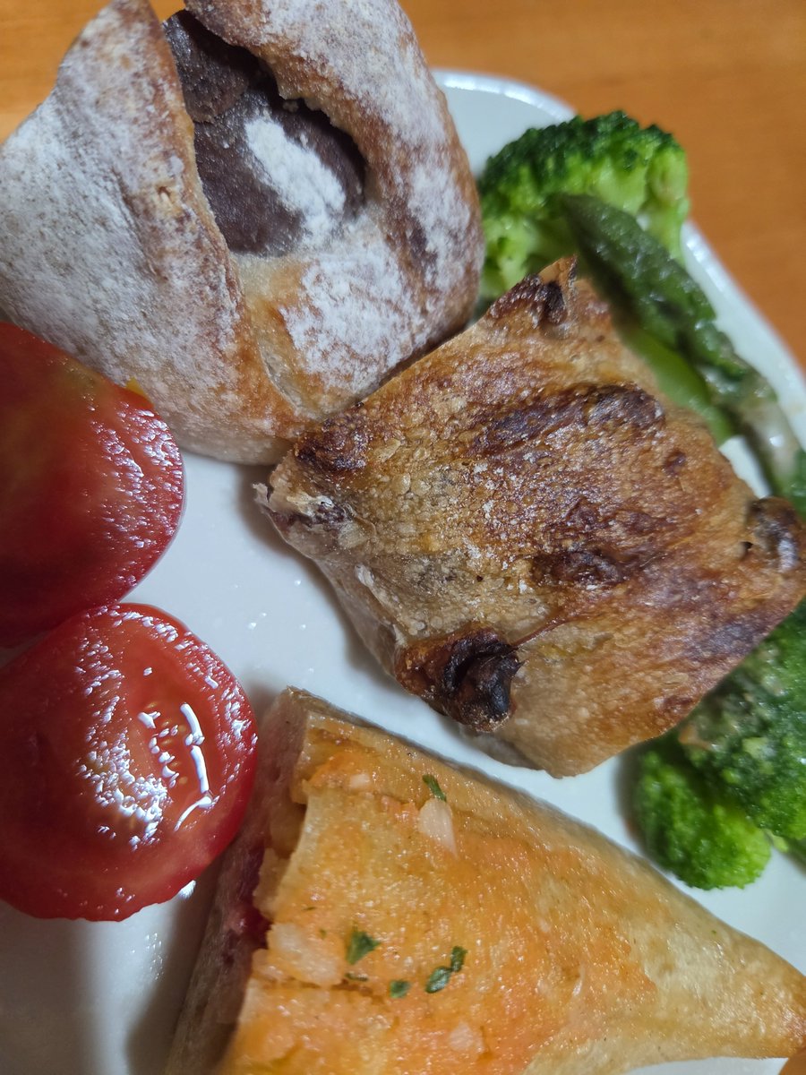 springpudding21's tweet photo. 駅前に新しく出来たという人気のパン屋さんのパン🍞🥖🥐や焼き菓子🍰がお勧めとのことで買って帰り、今朝の朝食☕🍞🌄にしました😊ホントに、とっても美味しかった❗😄 https://t.co/BQZGf9LwlU