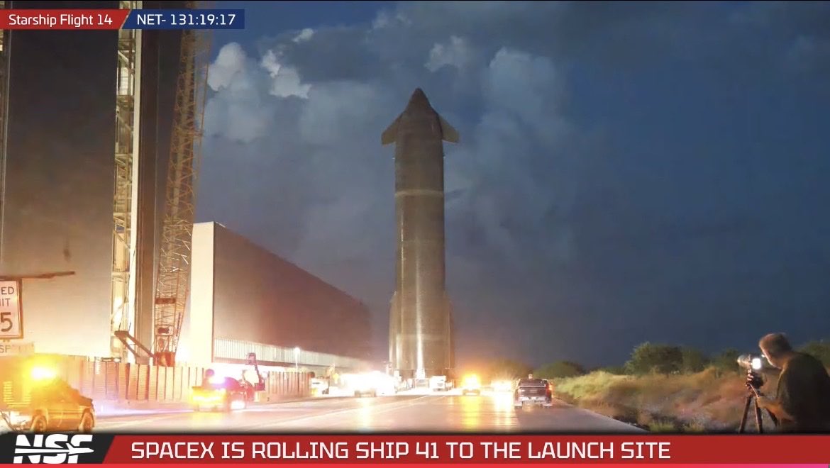 UranusX420's tweet photo. 📸SpaceX is rolling Ship 41 to the launch pad 2, perhaps for the last time before launch, to conduct the WDR test❗️ https://t.co/0bZbsFvEve