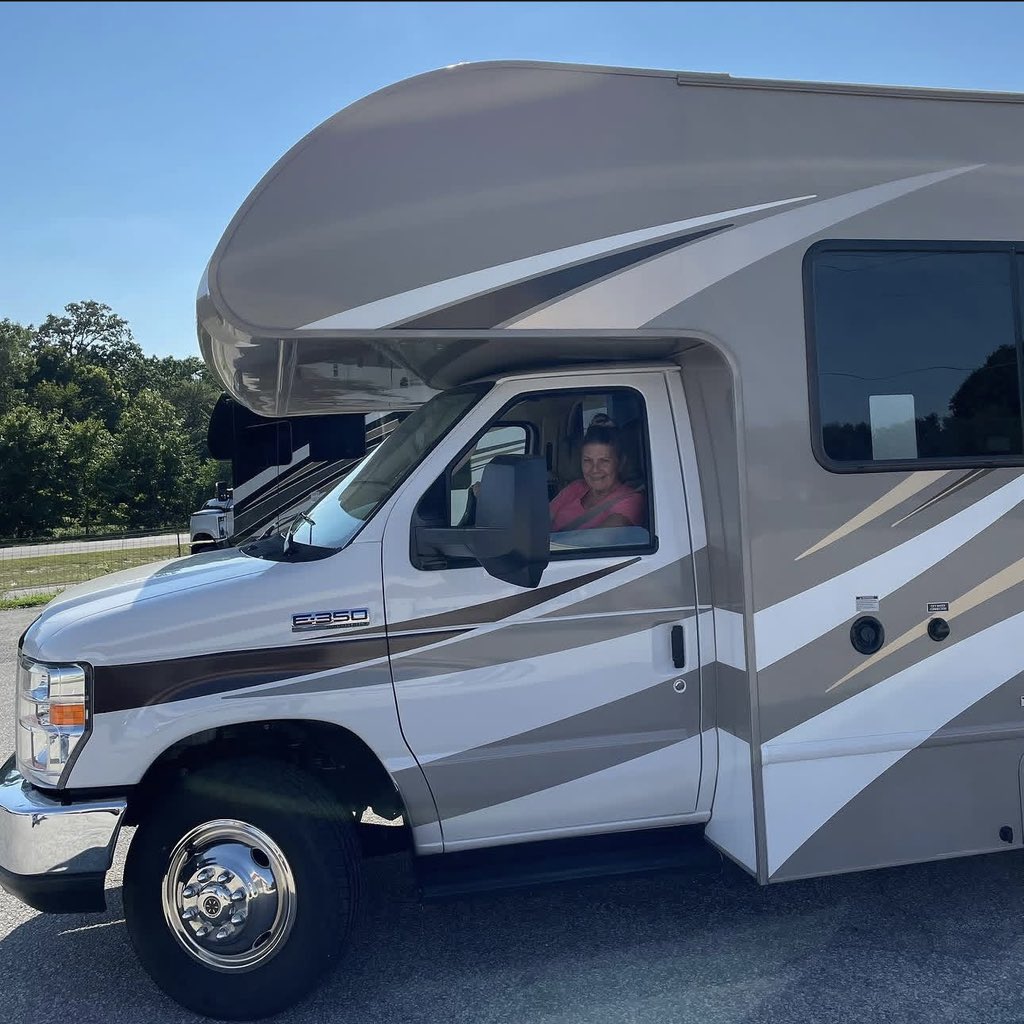 Thrillrsrv's tweet photo. Congrats Susan!!! Thanks for trusting us to help you find the perfect class C.. safe travels.. you got this! 🙌🏻 https://t.co/dRSTLTf0p0