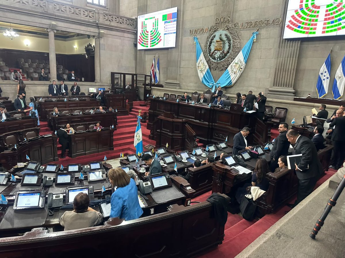 EmisorasUnidas's tweet photo. #AHORA De urgencia nacional el Congreso exonera temporalmente del Impuesto al Valor Agregado (IVA) y del Impuesto a la Distribución de Petróleo Crudo y Combustibles Derivados del Petróleo (IDP) a la gasolina superior, gasolina regular y diésel, como una medida para reducir los precios al consumidor. Vía Dayana Rashon