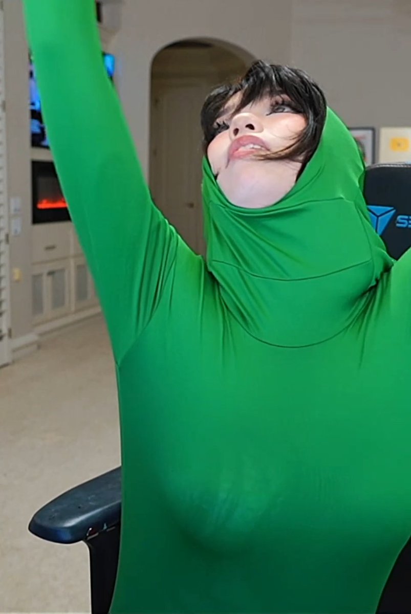 TwitchSlopp's tweet photo. THIS is Emiru https://t.co/K7bd84kTSc