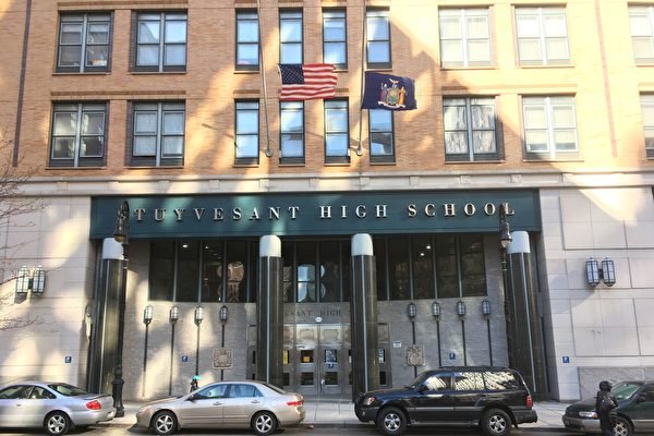 meiling315's tweet photo. The flag in front of the Stuyvesant School gates flutters in the wind as the controversy over the SHSAT reform reignites. How can we achieve a balance between educational equity and the principle of selecting the best candidatesd https://t.co/WMCgdst9N8